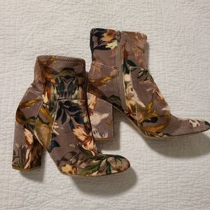 Nine West floral velvet bootie size 9.5
